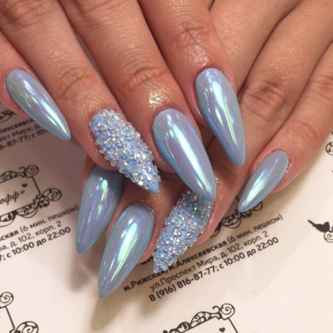 Маникюр с покрытием гель-лак и дизайн "зеркальная втирка" со стразами